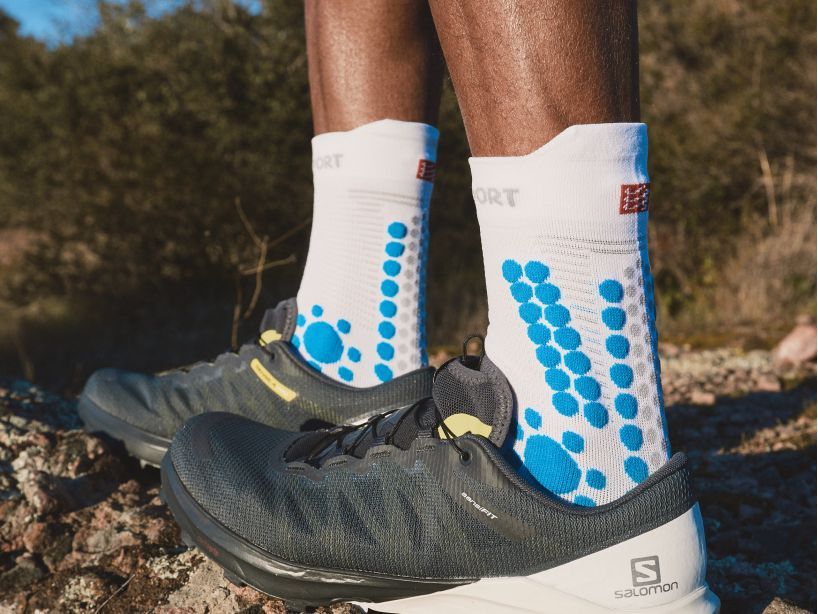 PRO RACING SOCKS V4.0 TRAIL - WHITE/FJORD BLUE